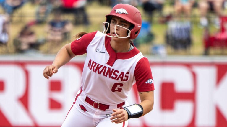 Razorbacks Ella McDowell leads off base during a game against Kentucky