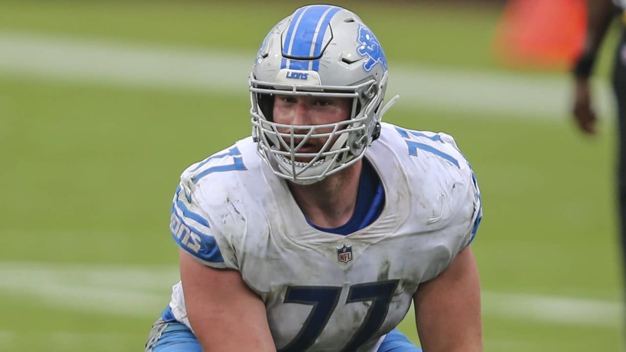 Former Razorback and Detroit Lions center Frank Ragnow during a practice