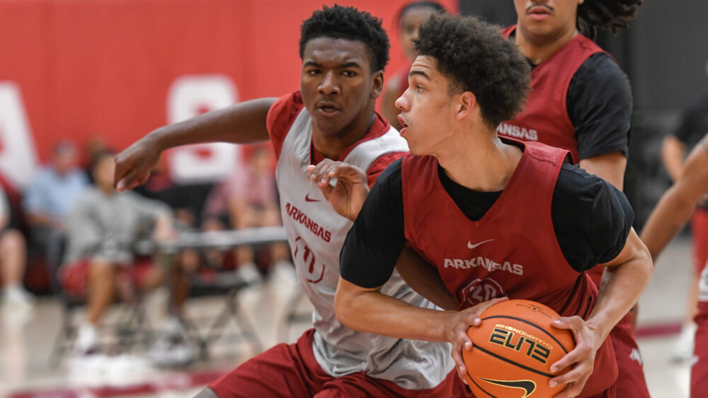 Arkansas Razorbacks guard Karter Knox guarding Isaiah Sealy during a summer practice