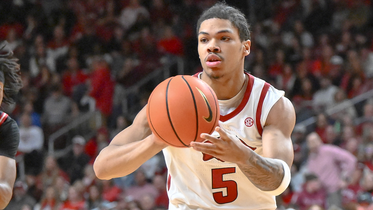 Arkansas Razorbacks guard Darius Acuff making a pass against the Fresno State Bulldogs