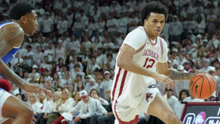 Arkansas Razorbacks forward Malique Ewin drives inside against the Kentucky Wildcats