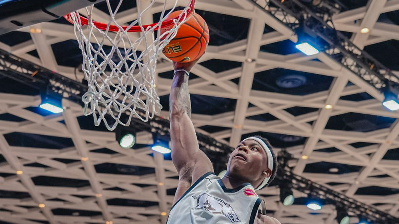 Arkansas Razorbacks JJ Andrews goes up for a dunk against Toros del Valle