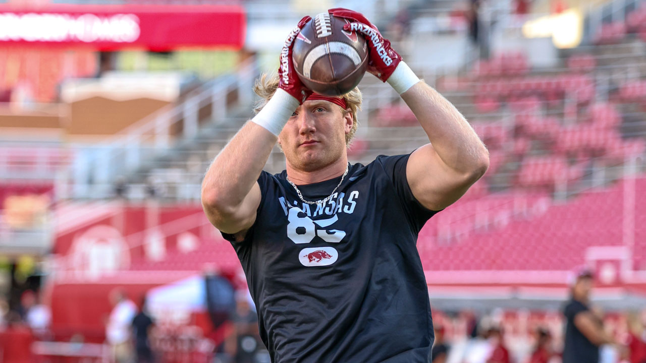 Arkansas Razorbacks tight end Ty Lockwood during pregame warmups before facing Utah Utes